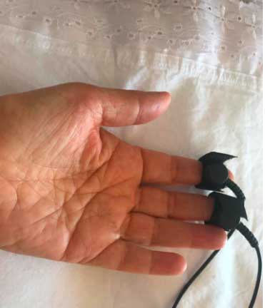Como funciona a Variabilidade Emocional? Pequenos sensores são colocados nos dedos das mãos para que possa captar os sinais do Sistema Nervoso e enviá-los ao...