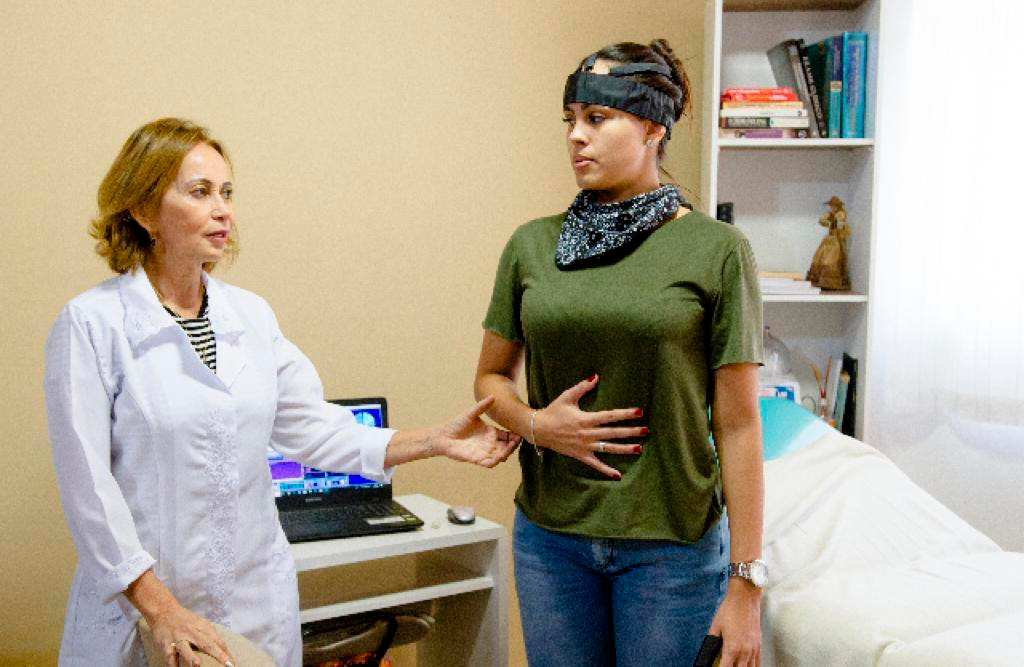 Como funciona os treinamentos de Neurometria? Coloca-se sensores nas mãos e também na cabeça da pessoa a ser analisada. O Equipamento automaticamente coleta ...