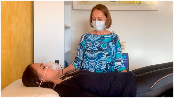 Como funciona a Fisiologia do Sono. Um sensor será colocado no dedo e uma máscara respiratória na face, para que possa captar os sinais do sistema nervoso e...